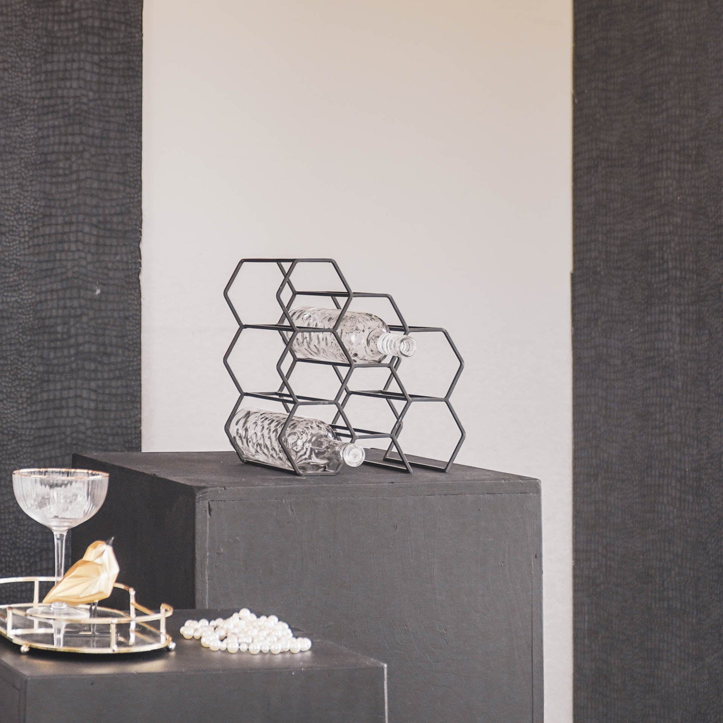 Housevitamin Wijnrek - Metaal - Zwart - 6 flessen - 28x19x29cm - Furniture > Cabinets & Storage > Wine Racks