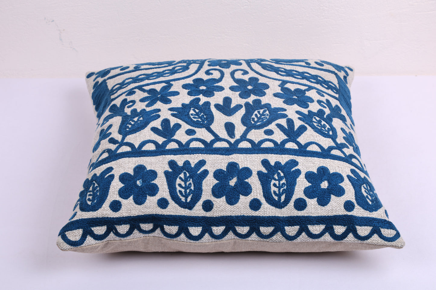 Blauw geborduurd katoenen kussen met vulling 45x45 cm