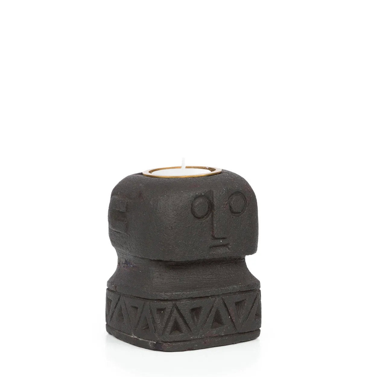 De Sumba Stone #26 Kaarsenhouder, zwart stenen figurine met geometrisch patroon op sokkel