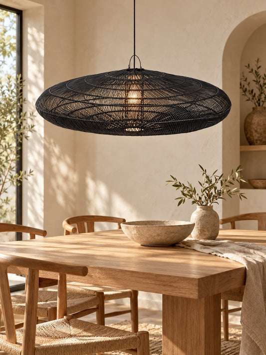 De Macaron-hanger hanglamp, zwart, XL, gevlochten ontwerp boven houten eettafel.
