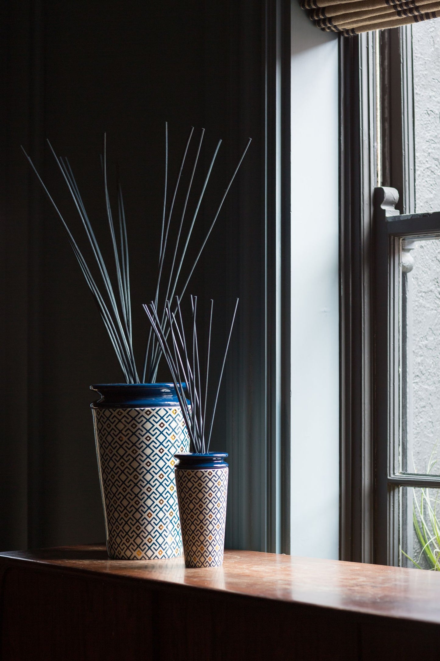 Ilum Fig Arabesque Geurdiffuser Klein set op vensterbank groot en klein diffuser