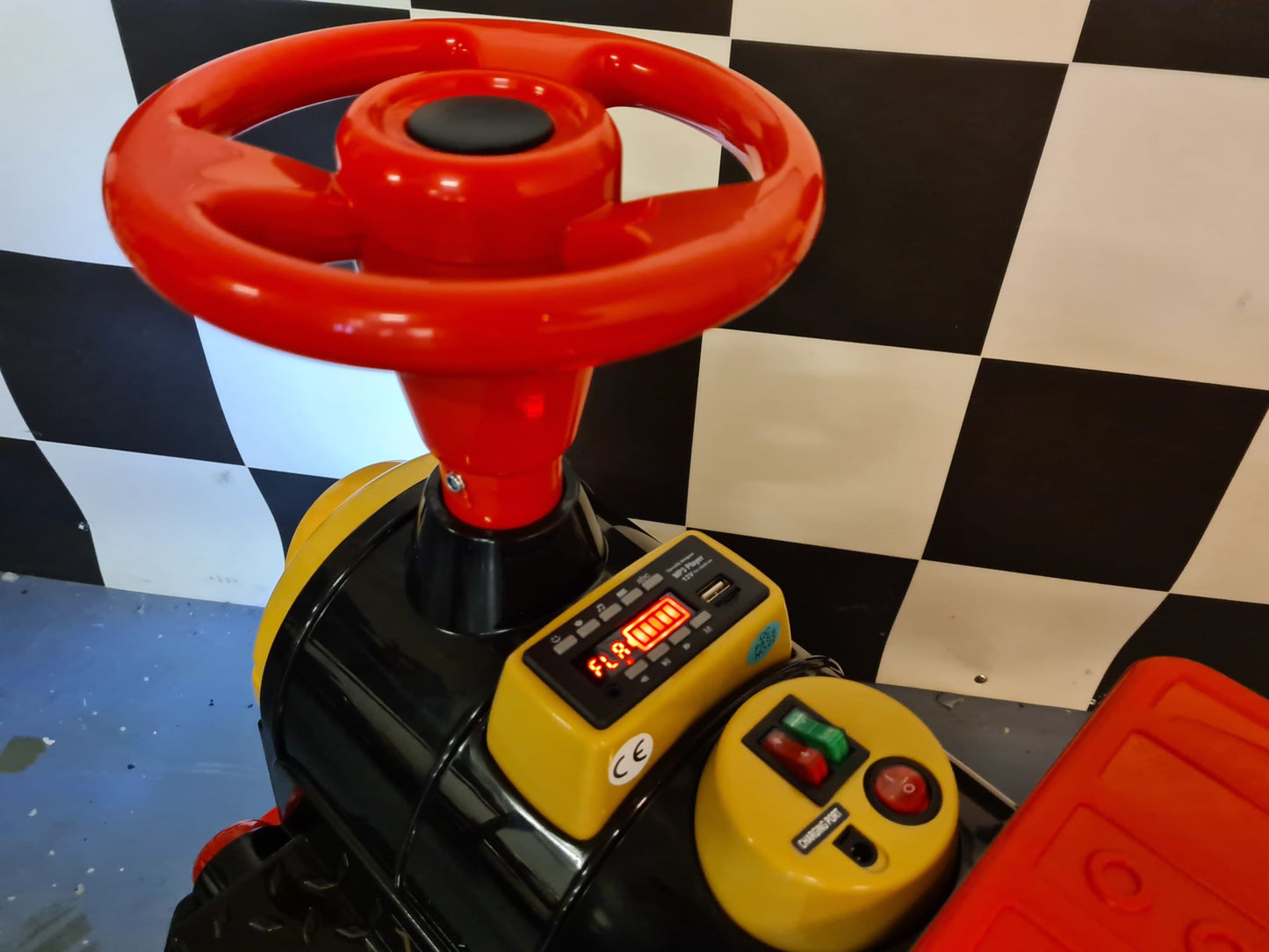 Elektrische kindertrein 12 volt met 2 wagons