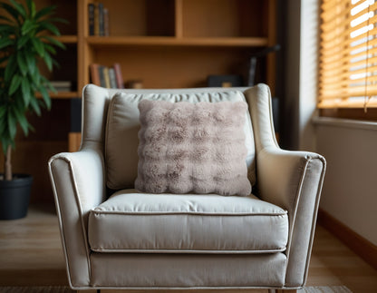 Pom konijnenbont sierkussen taupe/roze 50 x 50