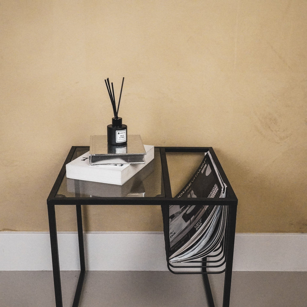 Housevitamin Bijzettafel - Glazen tafelblad met metalen opbergrek 40x40x40" - Furniture > Tables > Accent Tables > End Tables