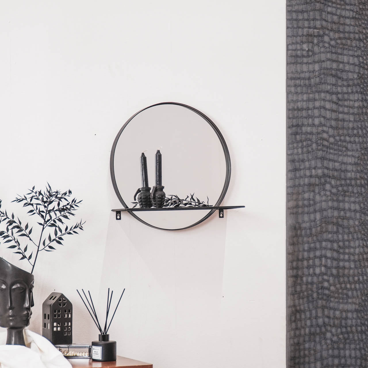 Housevitamin HV Ronde Metalen Spiegel met Plank - Zwart - Ø40cm - Home & Garden > Decor > Mirrors