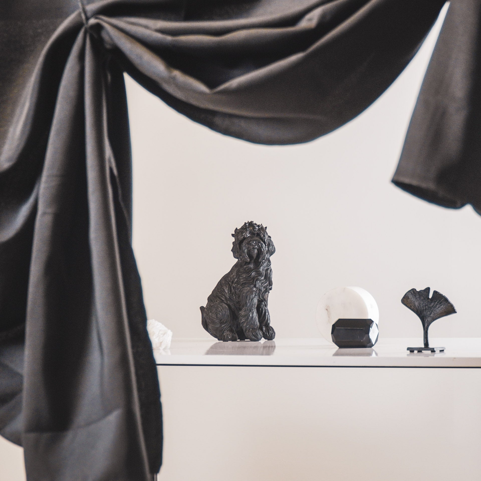 Housevitamin Ornament - Labradoodle Hond - Polyresin - Zwart - 16x23,5cm - Home & Garden > Decor