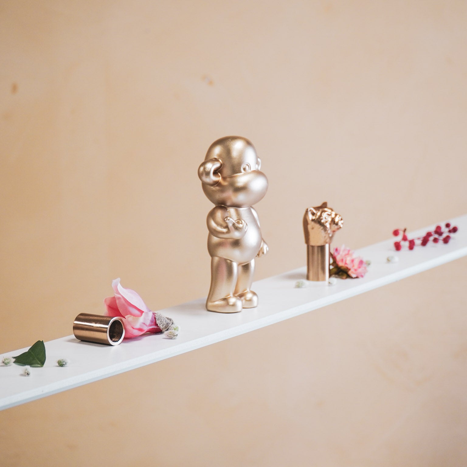 Ornament - Hang loose Aap Beeld 'The Legend' - Polyresin - Goud - 11x7x19cm Housevitamin Shop