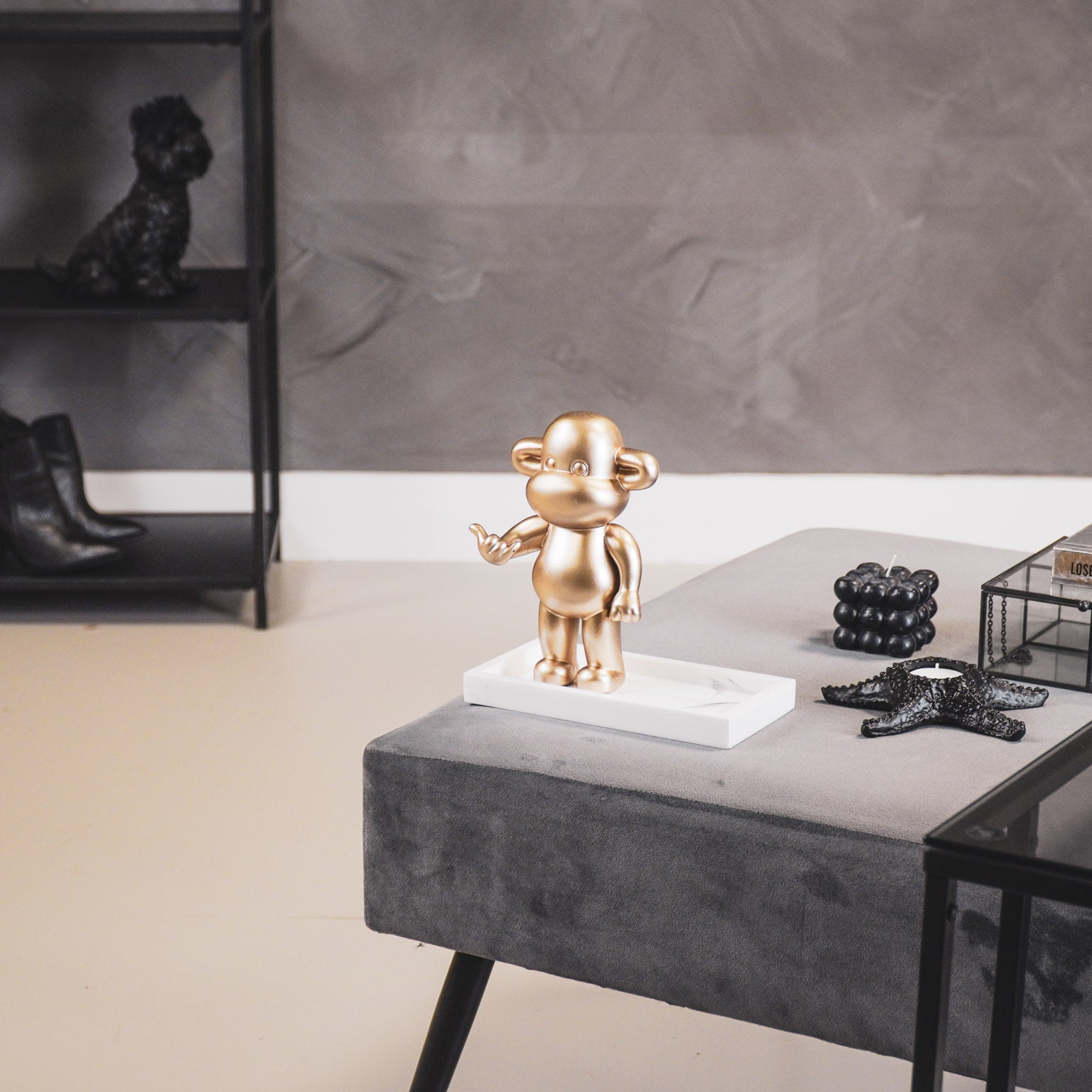 Ornament - Hang loose Aap Beeld 'The Legend' - Polyresin - Goud - 11x7x19cm Housevitamin Shop