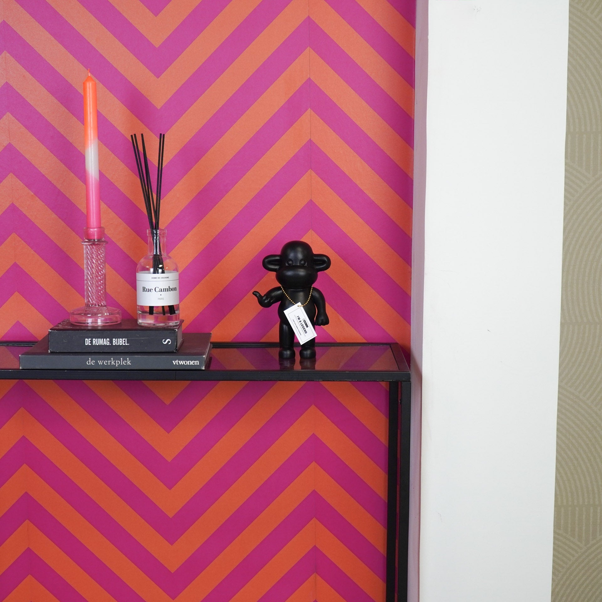 Ornament - Hang loose Aap Beeld 'The Legend' - Polyresin - Zwart - 11x7x19cm Housevitamin Shop