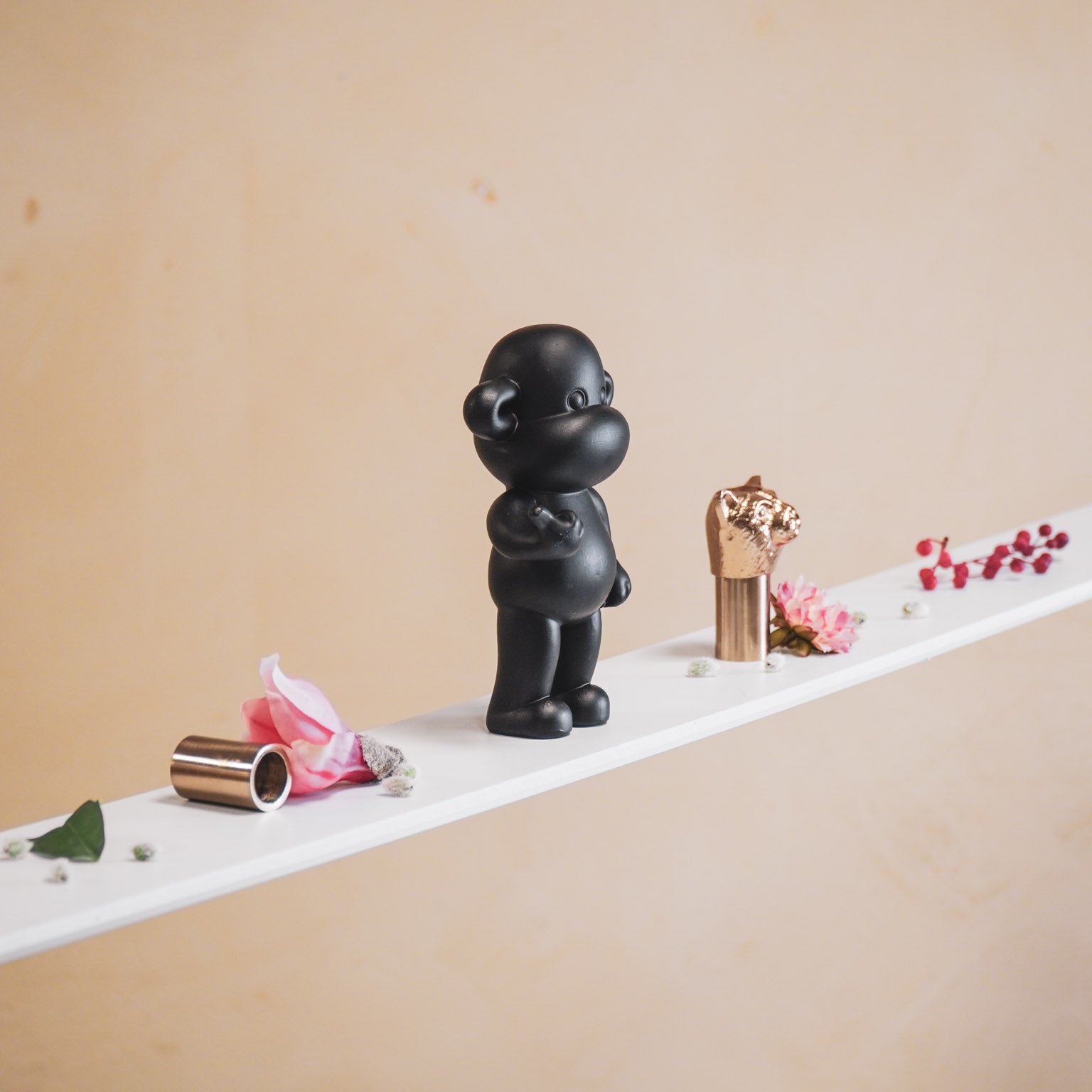 Ornament - Hang loose Aap Beeld 'The Legend' - Polyresin - Zwart - 11x7x19cm Housevitamin Shop