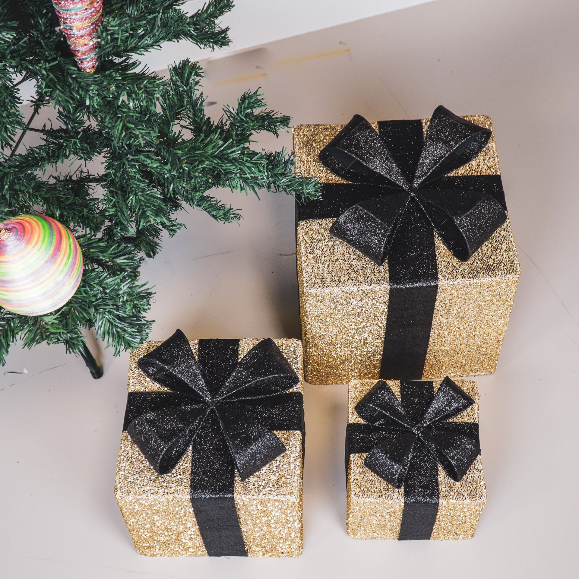 Kerst Led Lamp - Cadeau Set van 3 - Kunststof - Goud/Zwart - 15cm/20cm/25cm Housevitamin Shop