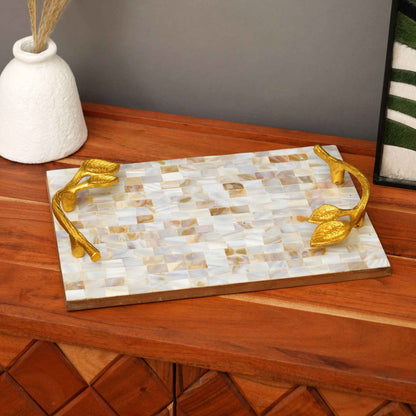 Dienblad van parelmoerhars met handgrepen van bladgoud | Luxe decor