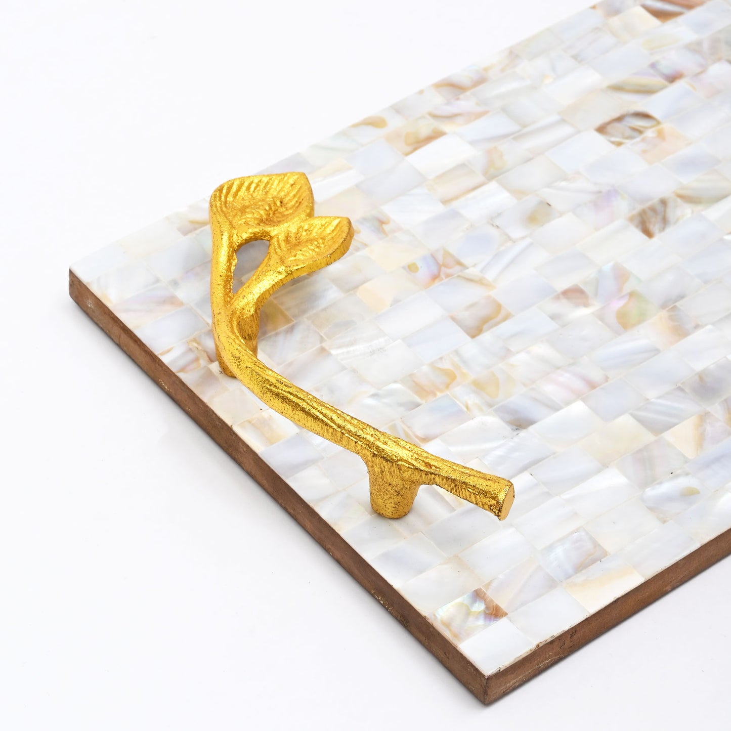 Dienblad van parelmoerhars met handgrepen van bladgoud | Luxe decor