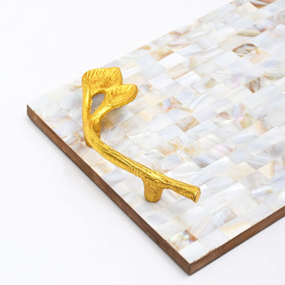 Dienblad van parelmoerhars met handgrepen van bladgoud | Luxe decor
