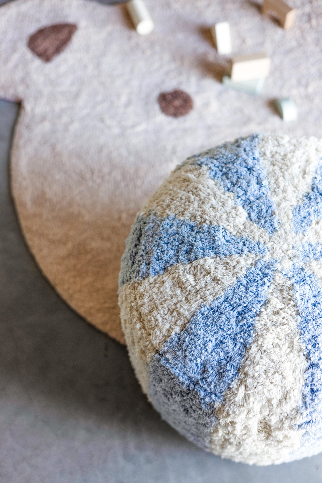 KidsDepot poef Circus round plush pouf in beige and blue patchwork