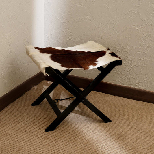 Opvouwbare campingkruk | Echt hair-on-leer & natuurlijk hout | Draagbaar rustiek zitje voor kamperen, terras en thuis ExpoBazaar