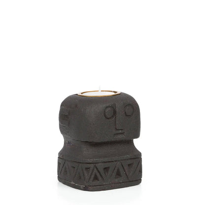 De Sumba Stone #26 Kaarsenhouder, zwart stenen figurine met geometrisch patroon op sokkel