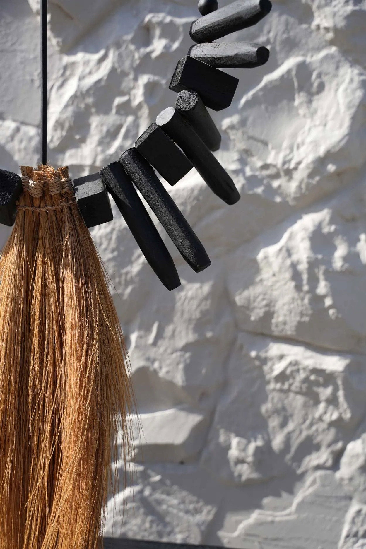 Bazar Bizar Het Rayung hout op stand. -