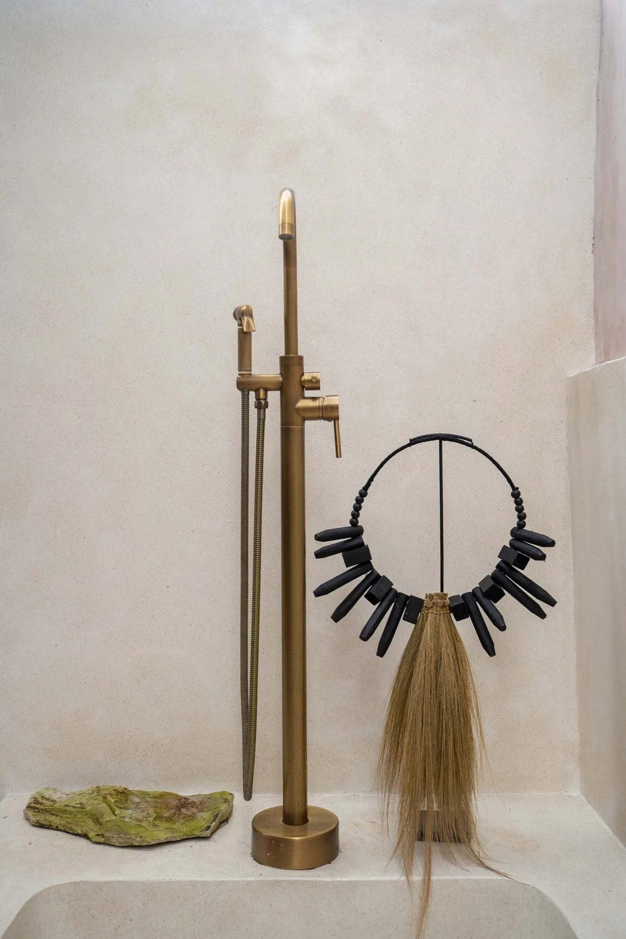 Bazar Bizar Het Rayung hout op stand. -