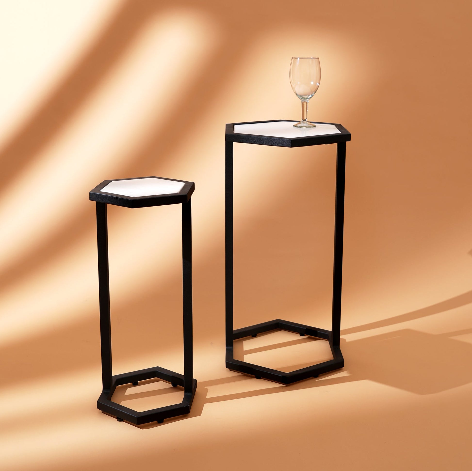 Kleine set van 2 hexagonale marmeren tafels ExpoBazaar