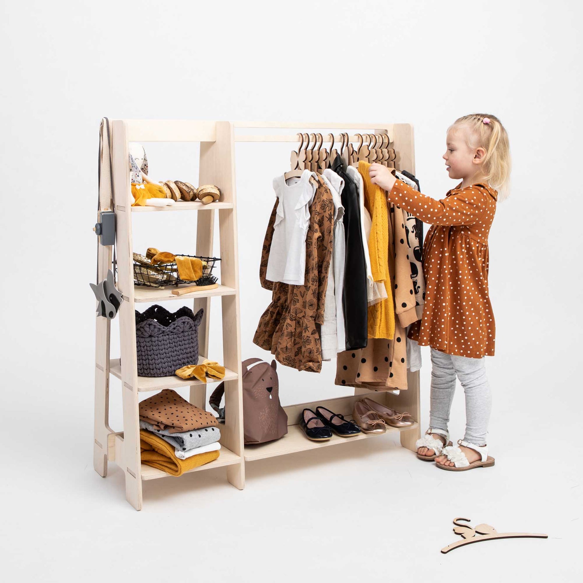 Kinderkledingkast en verkleedkledingrek in natuurlijk hout met planken en kledinghangers