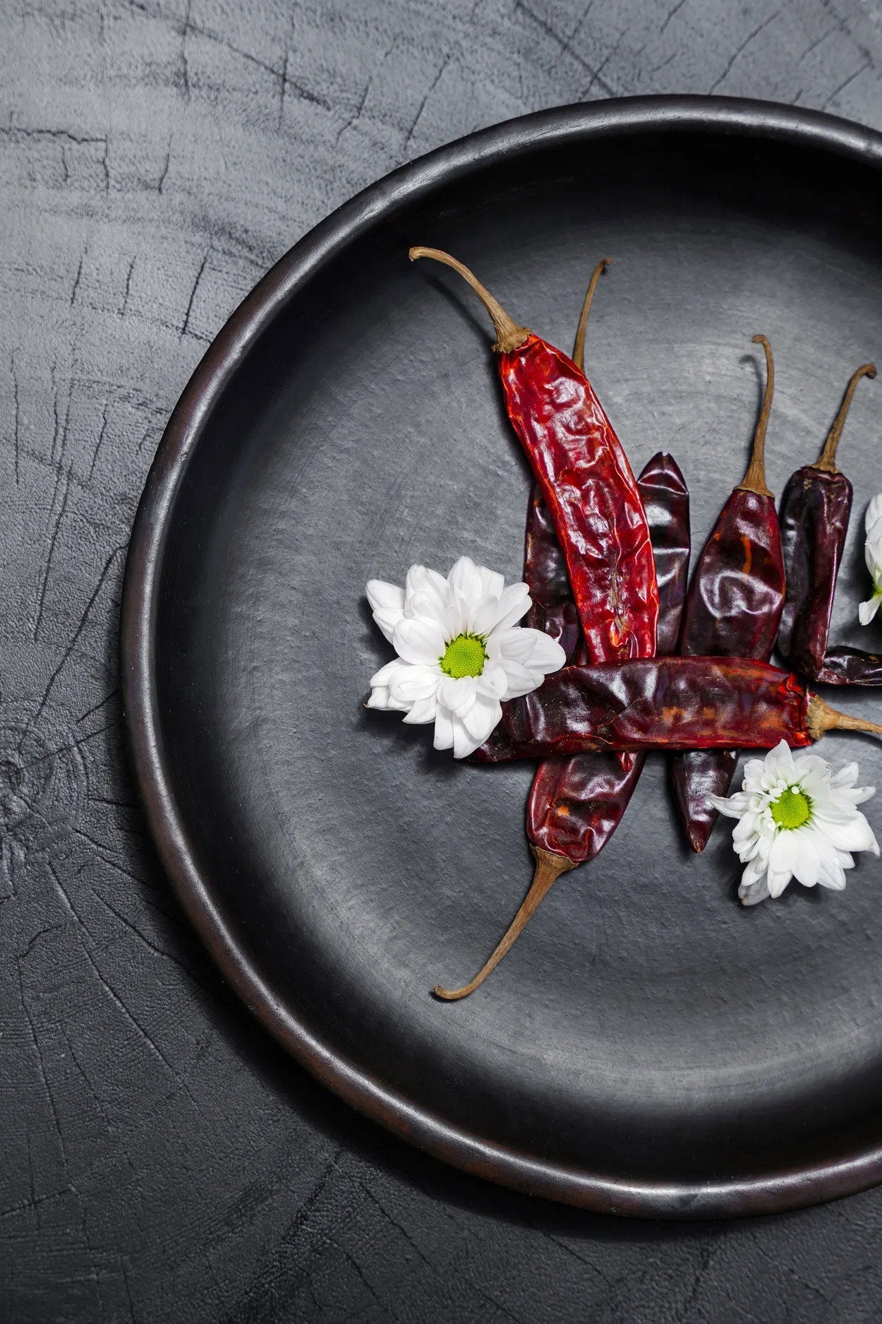 De Verbrande Klassieke Plaat - Zwart - M pepers met deco in bord