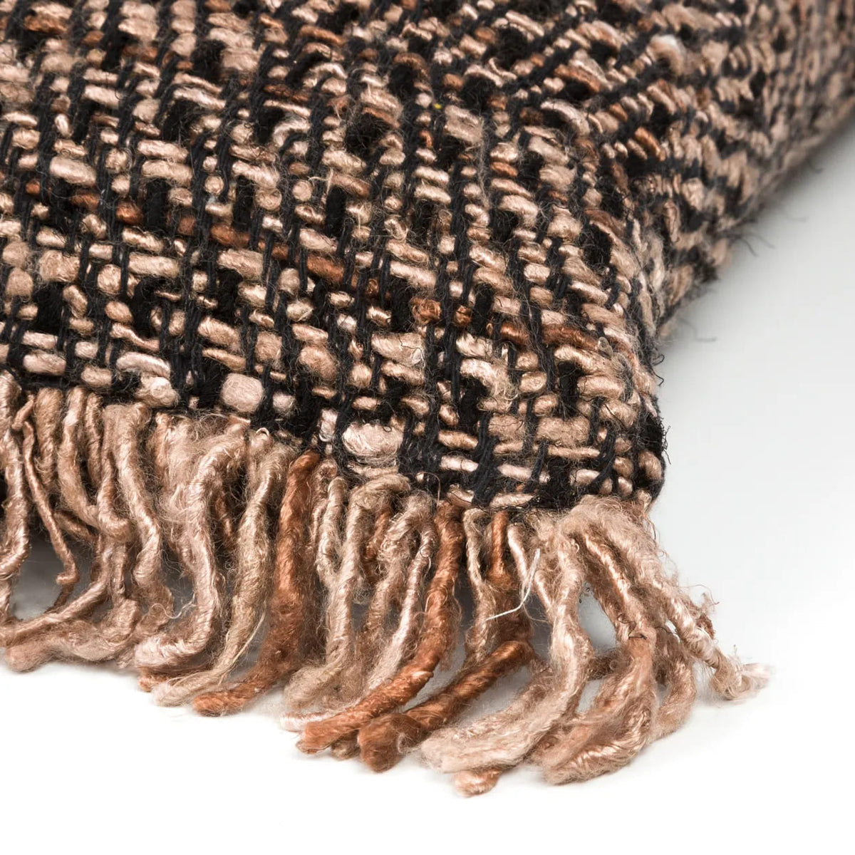 De Oh My Gee kussenhoes Zwart Koper 60x60 van Bazar Bizar met tweedachtige stof en franjes