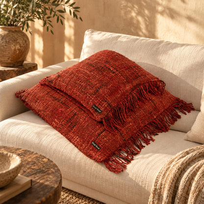 De Oh My Gee kussenhoes in kersenrood, 40x40 cm, two fringed pillow covers by Bazar Bizar on a beige sofa