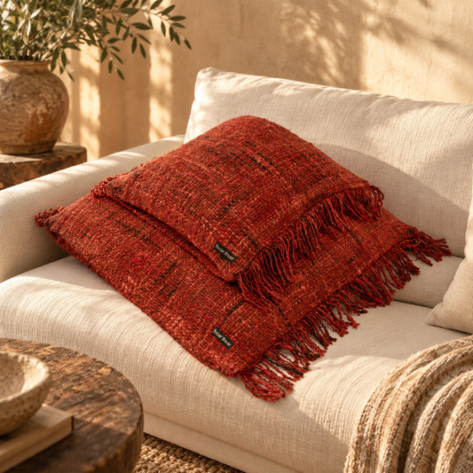 De Oh My Gee kussenhoes in kersenrood, 40x40 cm, two fringed pillow covers by Bazar Bizar on a beige sofa