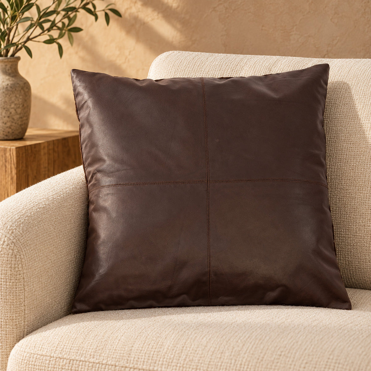 De Vier Panelen Leren Kussenhoes Choco 60x60 van Bazar Bizar, bruine lederlook kussenhoes voor stoel en sofa