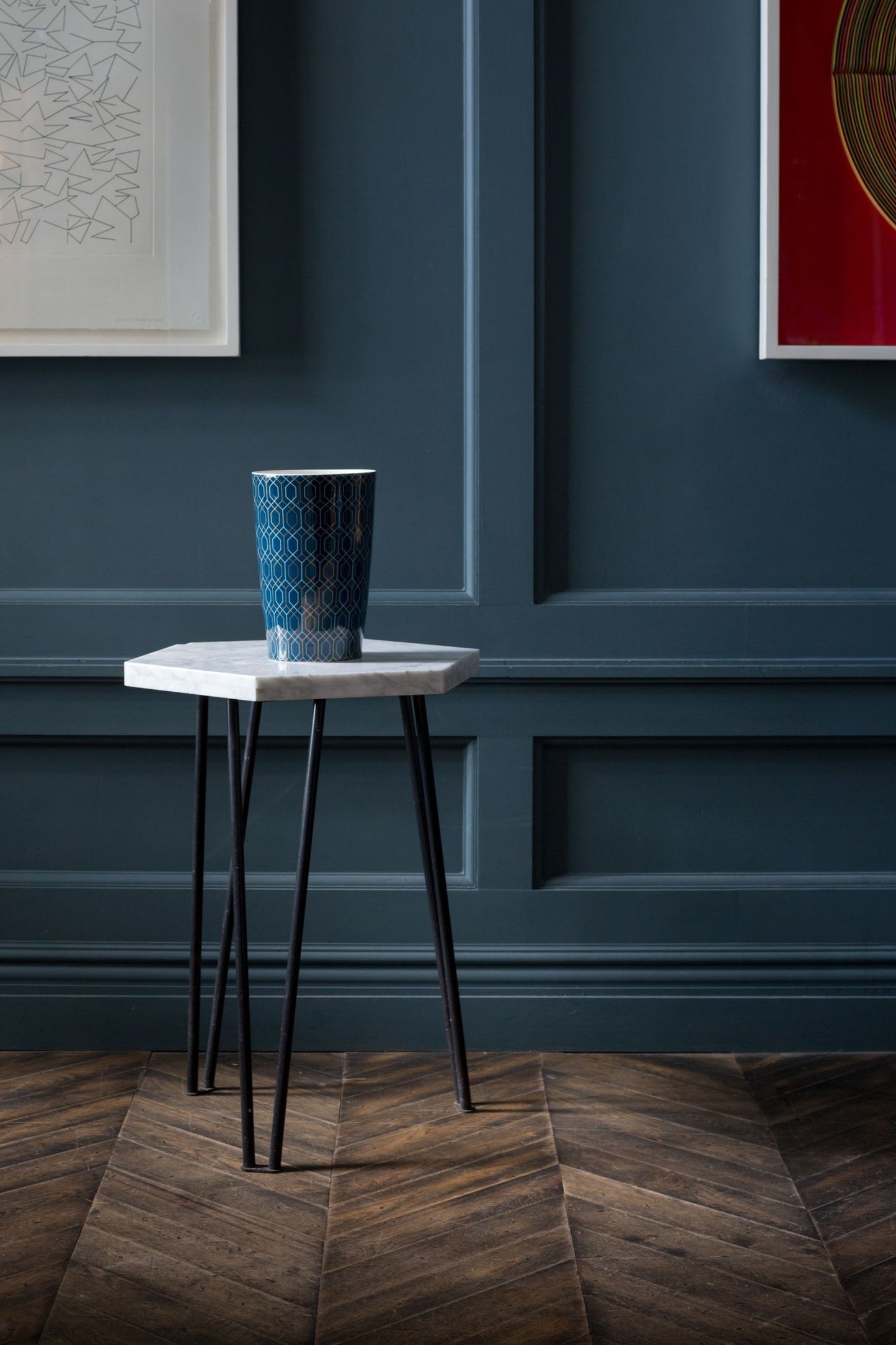 Ilum Belgravia Lux Geurkaars Groot op een bijzettafel