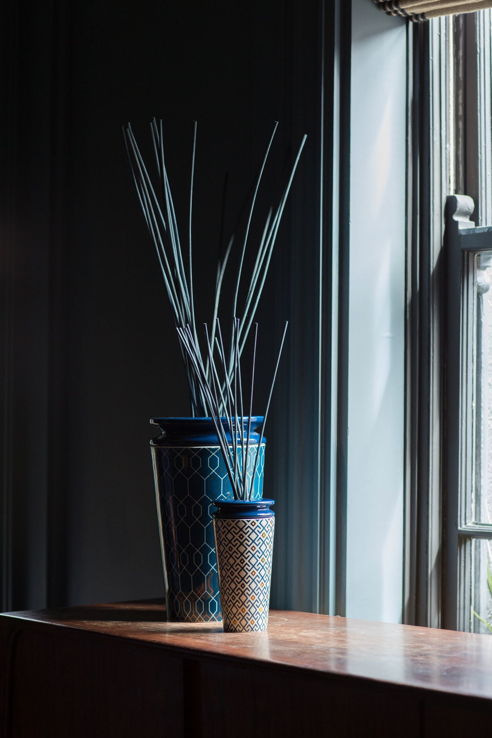 Ilum Fig Arabesque Geurdiffuser Klein op vensterbank groot en klein