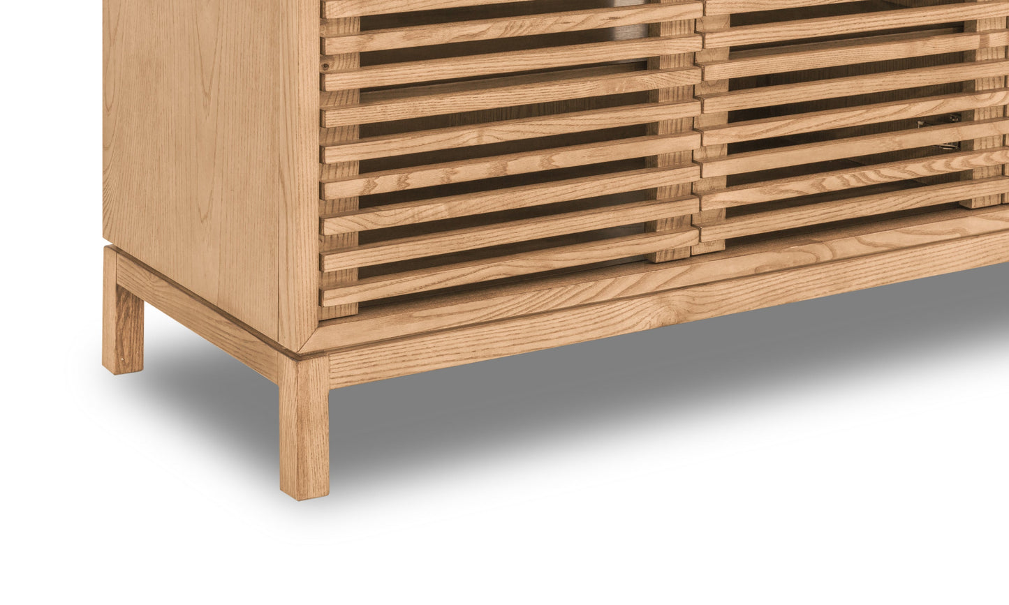 Modus Furniture International Tanner Vierdeurs mediameubel van essenhout in vlasgeel. -