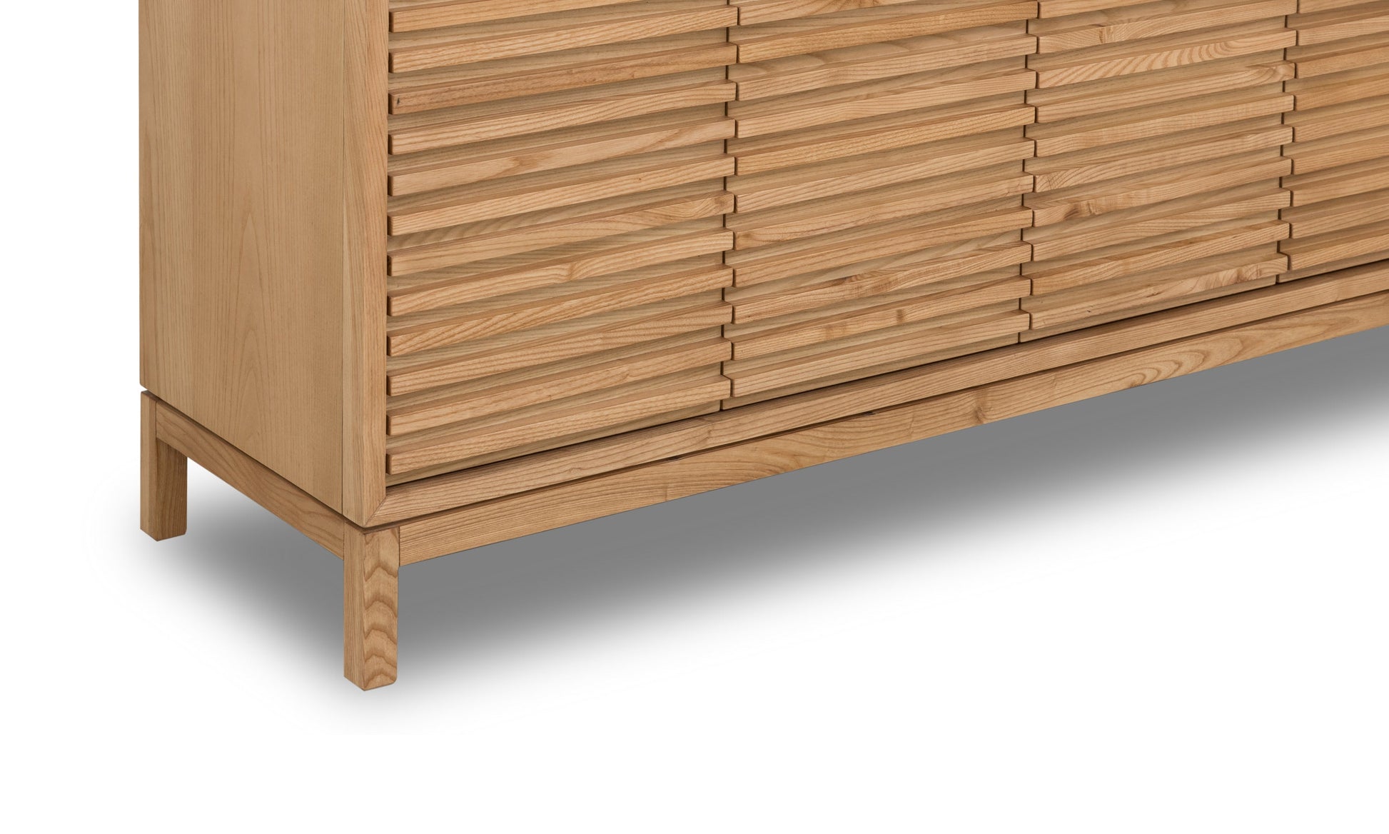 Modus Furniture International Tanner Vier Deurs Dressoir in Vlasachtig -