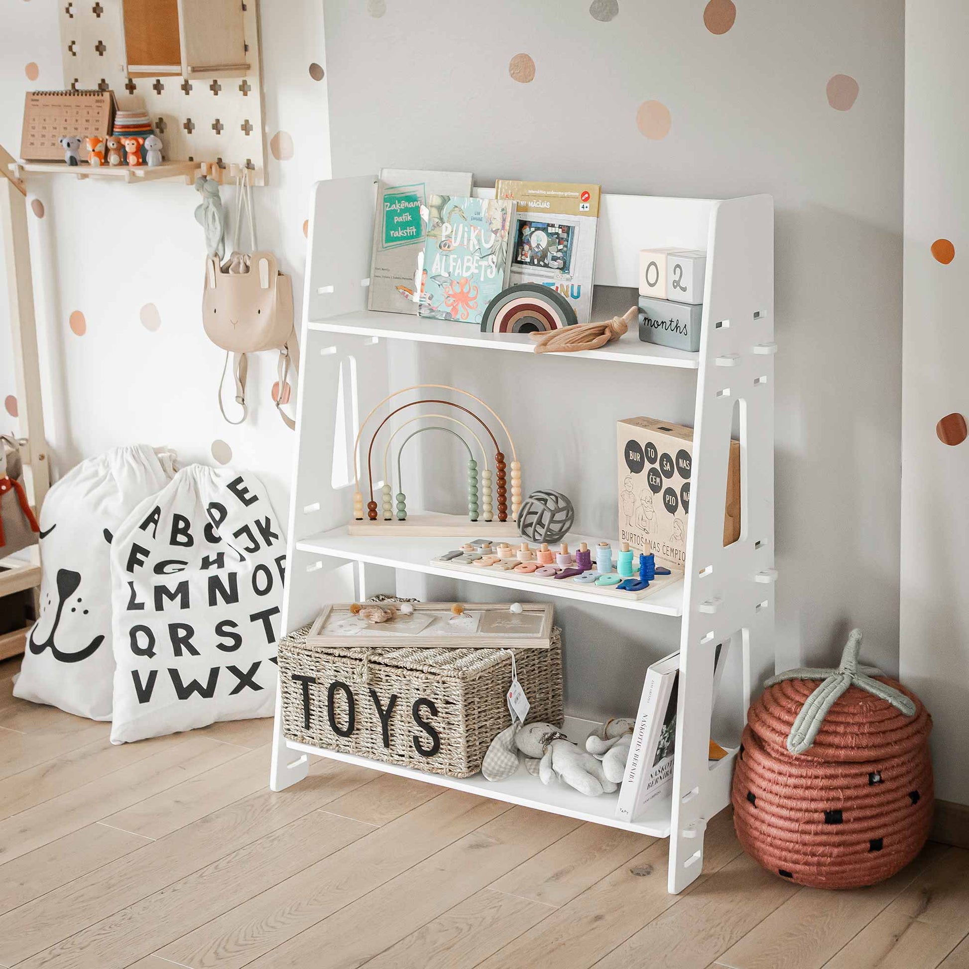 Montessori-speelgoedplank van Sweet Home From Wood; witte houten rek met 3 planken, regenboog kralenbaan en TOYS-mand