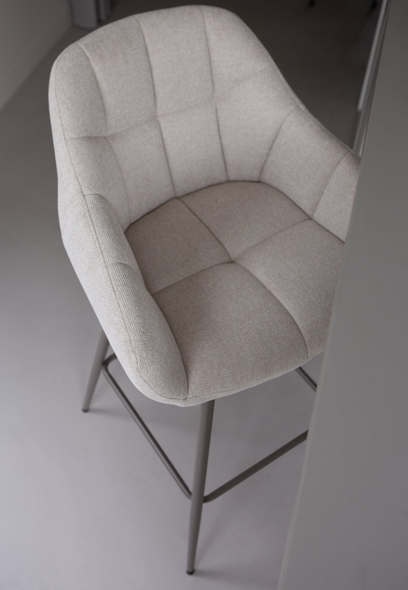 Hoge off-white barkruk met armleuning (set van 2) Droppery