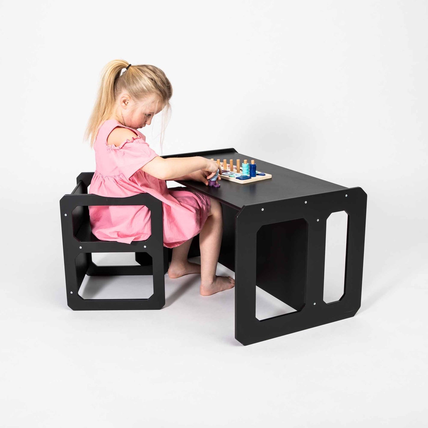 Montessori tafel- en stoeltjesset by Sweet Home From Wood, black wooden interactive kids table and stools.