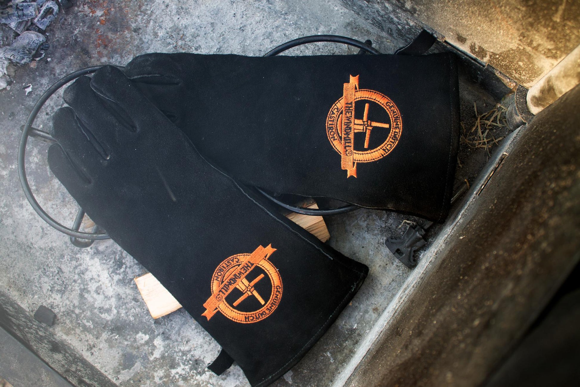 The Windmill set van 2 lederen BBQ handschoenen Vuur & Rook